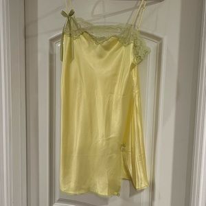 victoria’s secret yellow slip dress 🫶 nwot